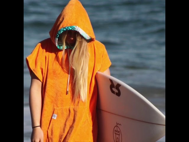 Ponchos de surf para mujer: estilo y comodidad en tus aventuras acuáticas 1 poncho surf mujer